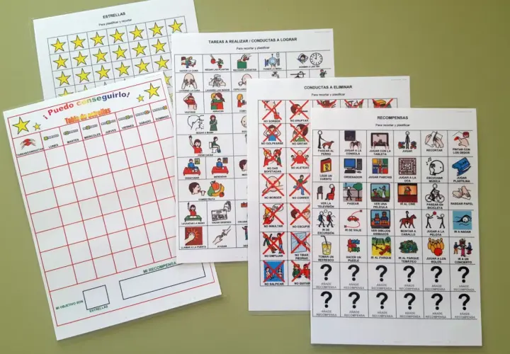 Tablas de estrellas para la economía de fichas, con tareas, conductas a eliminar y recompensas visuales para motivar.