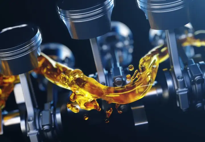 Pistones de motor con aceite dorado fluyendo. Un nivel aceite coche alto es crucial para la lubricación.