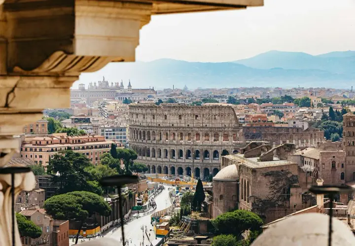 Vista panoramica di Roma con il Colosseo in primo piano, perfetta per un weekend in metro tra storia e bellezza.