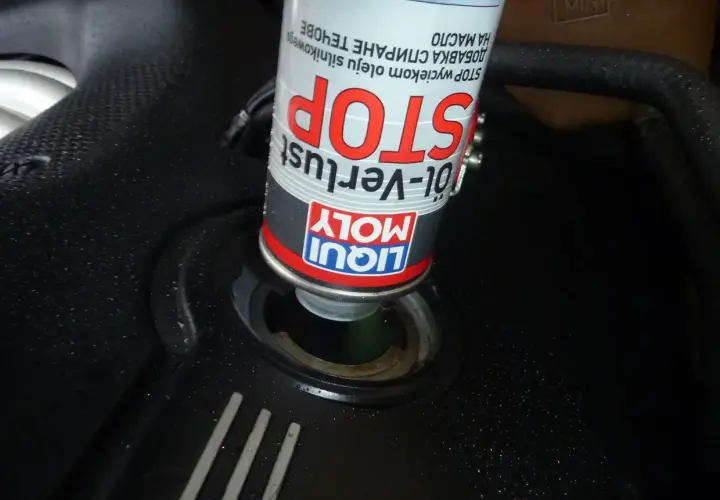 Dodawanie preparatu LIQUI MOLY STOP wyciekom oleju silnikowego do silnika.