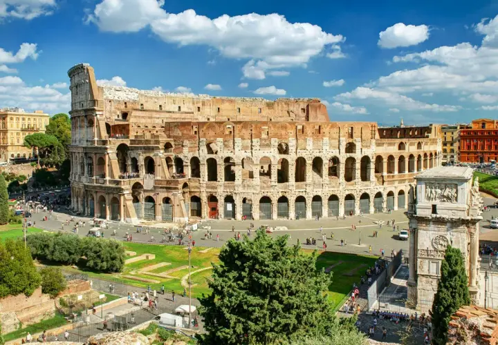Le Colisée de Rome, un monument historique impressionnant, attire des visiteurs du monde entier. Un jour parfait pour visiter le Colisée à Rome.