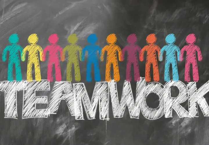 Bunte Figuren stehen für lustige Klassenspiele in der Grundschule und bilden das Wort TEAMWORK.