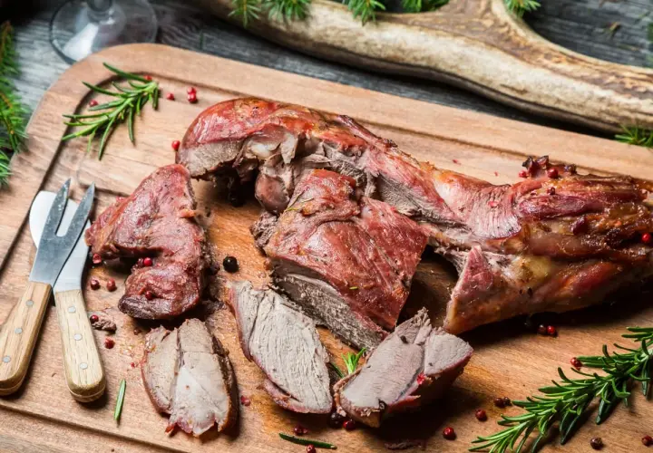 Gigot de 7 heures, tendre et juteux, prêt à être dégusté. Quel vin avec un gigot de 7 heures ? Un vin rouge corsé, comme un Bordeaux ou un Rhône.