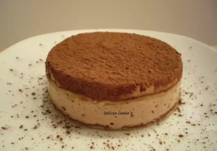 Un délicieux tiramisu tofu soyeux, saupoudré de cacao, sur une assiette blanche.