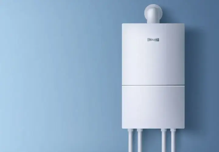 Bojler elektryczny 50l na niebieskiej ścianie. Zastanawiasz się, ile prądu zużywa bojler elektryczny 50l?
