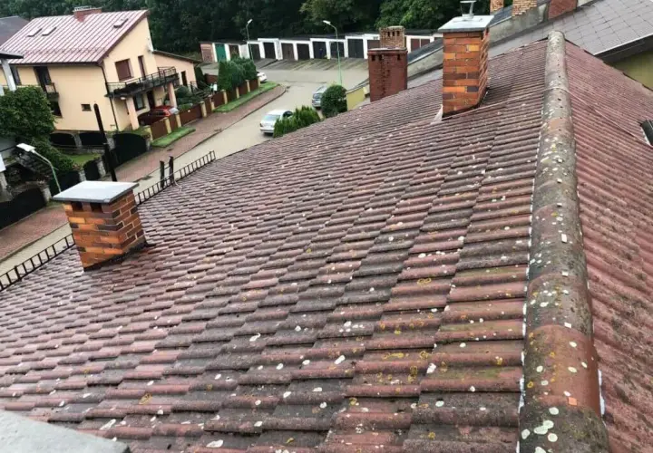 Skuteczne metody czyszczenia dachówki ceramicznej - co wybrać?