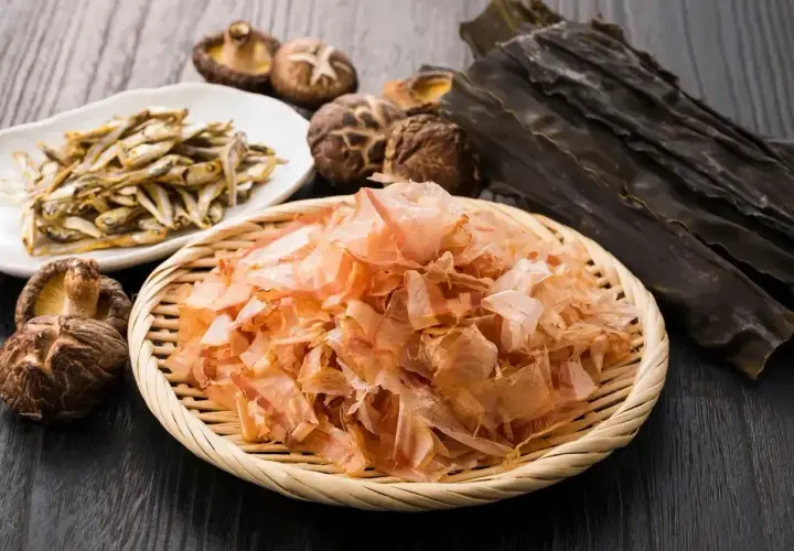 Suszone ryby, grzyby shiitake i wodorosty kombu – składniki bogate w smak umami, tworzące bazę dla wywarów.