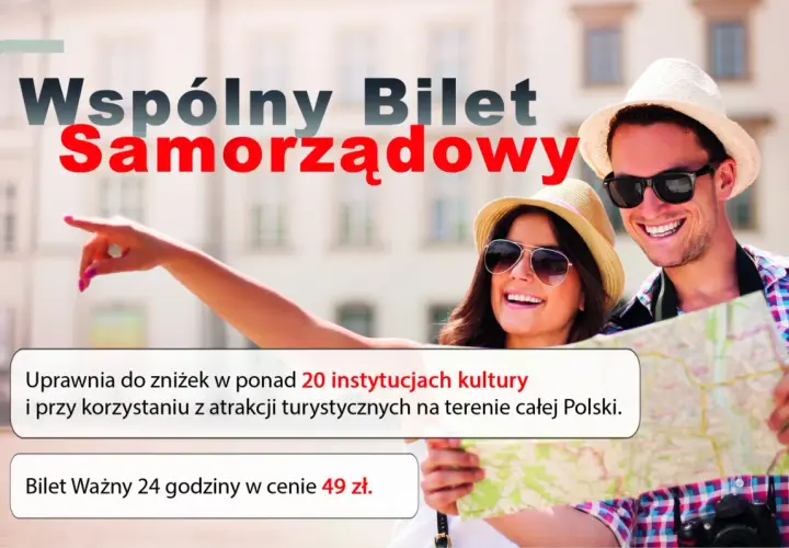 Szczęśliwi turyści z mapą, korzystający z oferty "Wspólny Bilet Samorządowy" na zwiedzanie Polski.