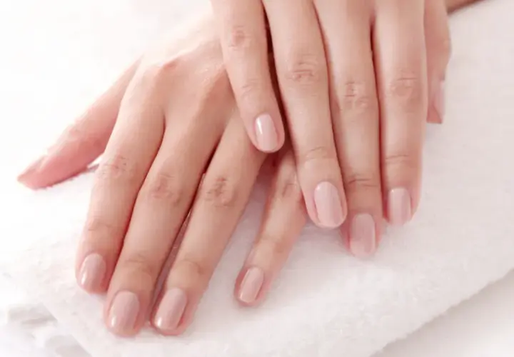 Jak bezpiecznie usunąć manicure japoński bez uszkodzenia paznokci