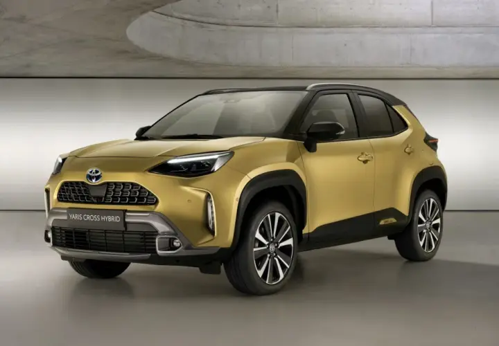 Złoty Toyota Yaris Cross 2025 Hybrid prezentuje się nowocześnie w studiu.