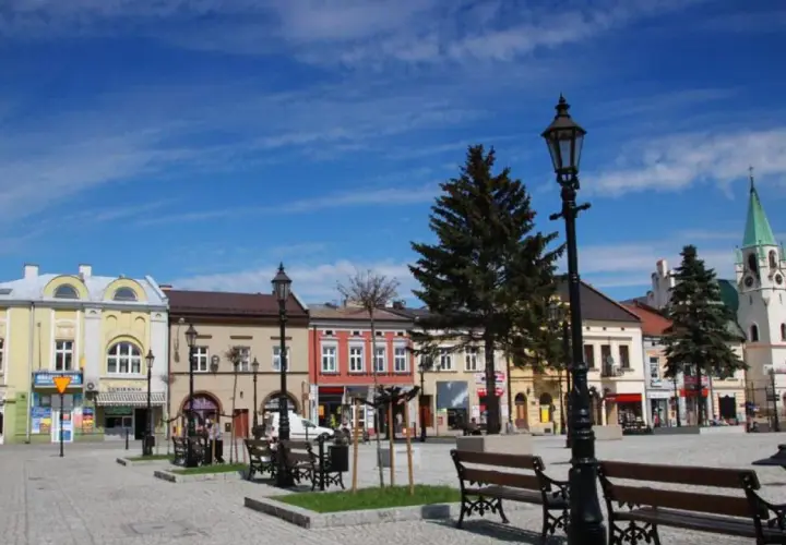 Rynek w miasteczku z browarem Okocim. Kolorowe kamieniczki, kościół i ławki zapraszają do odpoczynku.