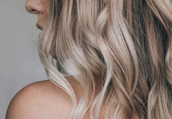 Falujące, blond włosy z pasemkami, które przypominają błyskawice na niebie.