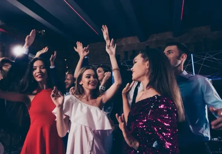 Co ubrać na osiemnastkę, aby czuć się wyjątkowo i komfortowo?