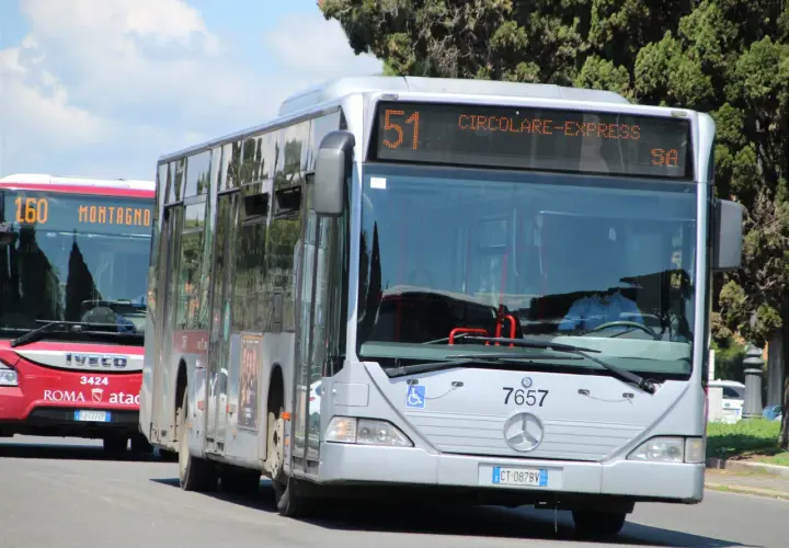 Autobus 51 Circolare Express e 160 Montagno a Roma, vicino alla stazione Manzoni.