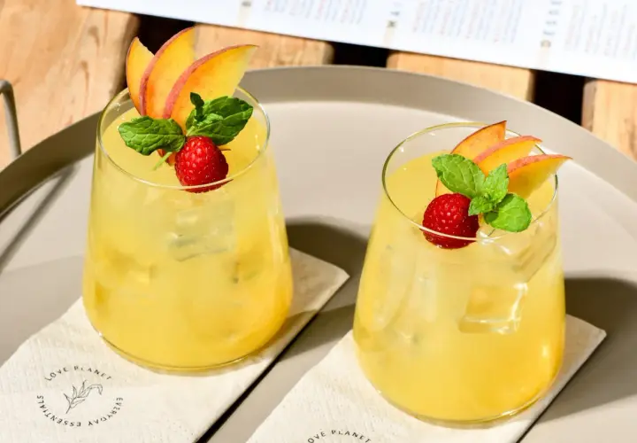Jak przygotować drinki typu "mocktails" (bezalkoholowe) które nie są sokiem? Orzeźwiające, żółte napoje z brzoskwinią, maliną i miętą.