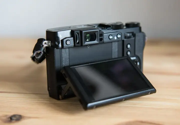 Tył aparatu Fujifilm X30 z uchylnym ekranem i wizjerem.