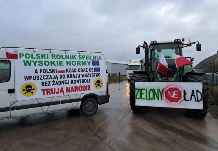 Ciężarówka i traktor z polskimi flagami i transparentami protestacyjnymi.