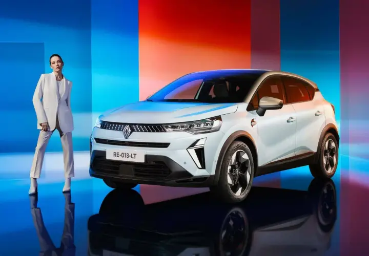 Eleganza e innovazione: una donna in tailleur bianco accanto alla nuova Captur GPL, con uno sfondo che sfuma dal blu al rosso.