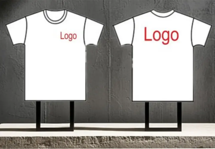 Zwei weiße T-Shirts mit roten Logos, eines vorne, eines hinten, auf dunklem Hintergrund.