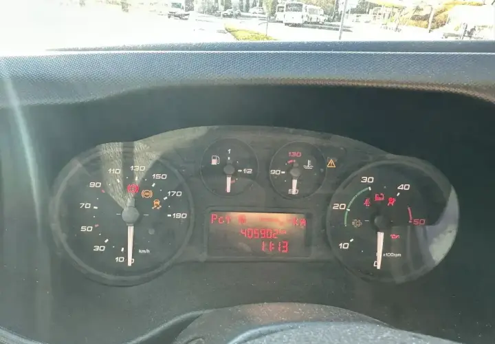 Kontrolka EDC w Iveco może oznaczać problem z układem wtryskowym. Na desce rozdzielczej widoczne są też inne kontrolki, m.in. ABS.