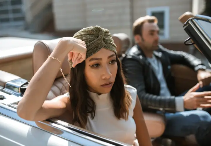 Lei, con turbante dorato, sembra pensare a un amore perduto, quasi a credere di non amare più, ma il suo sguardo tradisce un rimpianto.