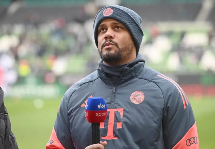 Trener Bayernu Monachium w czapce i kurtce z logo klubu, trzymający mikrofon Sky Sport. Czekamy na kolejne bayern monachium transfery.