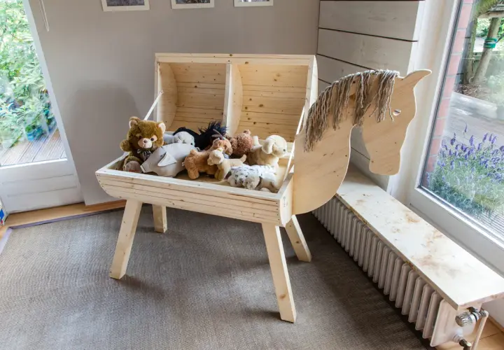 Ein selbstgebautes Holzpferd mit Spielzeug. Ein schönes Projekt, um holzpferd selber bauen zu lernen und ein tolles Spielzeug für Kinder zu schaffen.