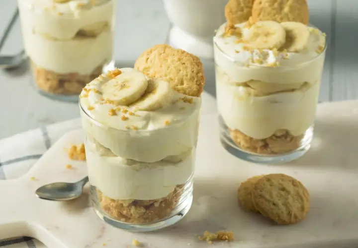 Délicieuse mousse au miel et banane en verrines, garnie de biscuits croquants. Un dessert léger et gourmand.