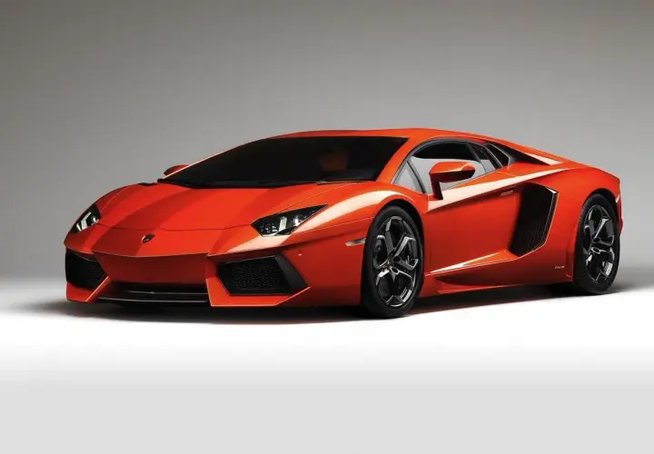 Pomarańczowy Lamborghini Aventador, bez wątpienia najładniejsze auto na świecie, prezentuje swoje ostre linie i agresywną sylwetkę.