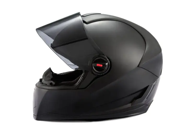 Casco de moto negro mate con visor ahumado levantado. Ideal para reparar casco moto y mantener tu equipo en óptimas condiciones.