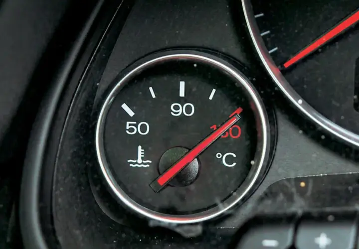 Wskaźnik pokazuje temperaturę płynu chłodniczego na poziomie 90°C.