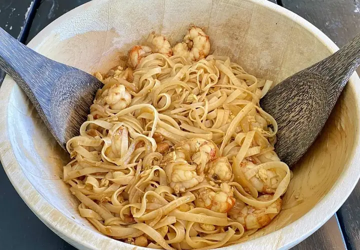 Un delicioso plato de fideos de arroz con camarones, perfecto para tu próxima receta pad thai.