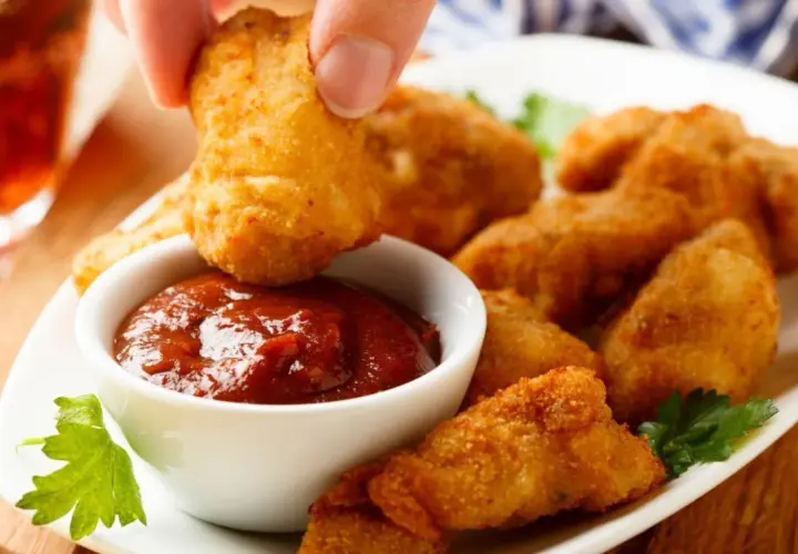 Chrupiące, złociste domowe nuggetsy jak z McDonalda, maczane w sosie. Idealne na przekąskę!