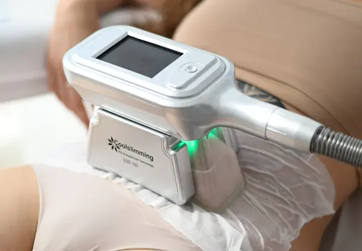 Kriolipoliza vs Endermologia: Który zabieg wybrać? Porównanie
