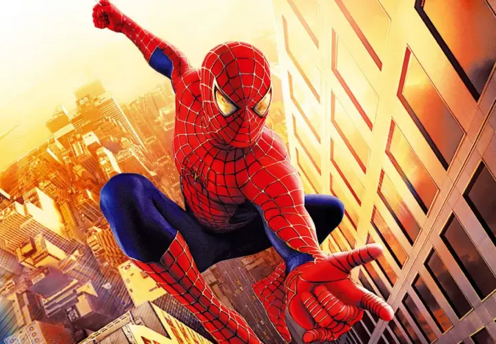 Spider-Man w swoim kultowym stroju szykuje się do skoku między wieżowcami. To scena jak z najlepszych **spider man filmy**, pełna akcji i miejskiego krajobrazu.