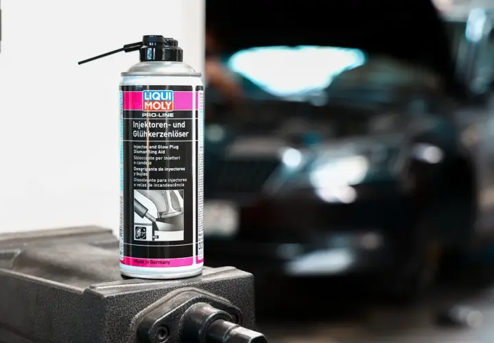 Puszka preparatu LIQUI MOLY do usuwania zapieczonych wtryskiwaczy i świec żarowych, firmy znanej z wysokiej jakości środków do pielęgnacji aut.