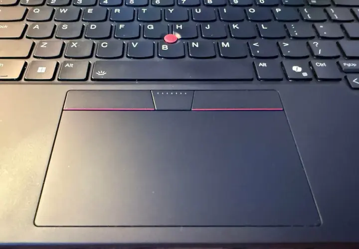 Klawiatura laptopa z touchpadem. Zastanawiasz się, czy da się podłączyć pada do laptopa? Tak, zazwyczaj jest to możliwe przez USB lub Bluetooth.