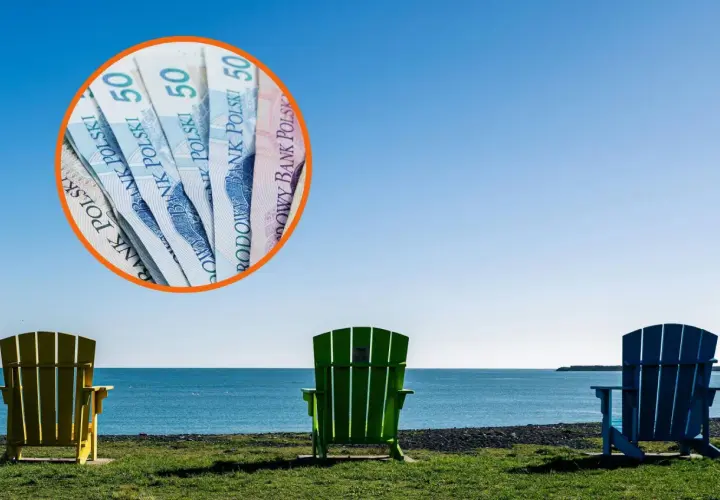 Trzy kolorowe leżaki nad morzem. W okręgu polskie banknoty 50 zł. Zastanawiasz się, ile wynoszą wczasy pod gruszą?