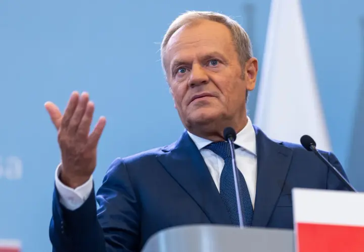 Donald Tusk gestykuluje, mówiąc o lutowej blokadzie drogi Jasło-Krosno.