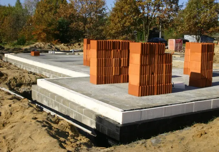 Ile kosztuje fundament pod dom? Sprawdź, co wpływa na ceny!