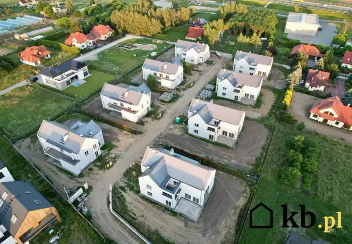 Budynek gospodarczy od granicy: 3, 4 m, czy bliżej? Ekspert wyjaśnia
