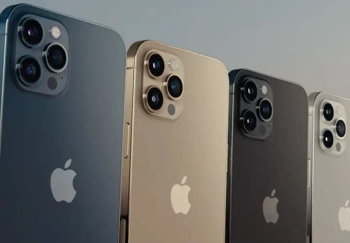 Cztery iPhone'y 12 Pro w różnych kolorach: grafitowym, złotym, ciemnoszarym i srebrnym. Zastanawiasz się, ile ramu ma iPhone 12 Pro?