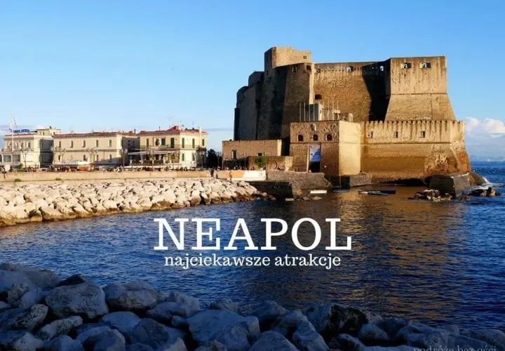Zamek Castel dell'Ovo w Neapolu nad wodą, z budynkami w tle.