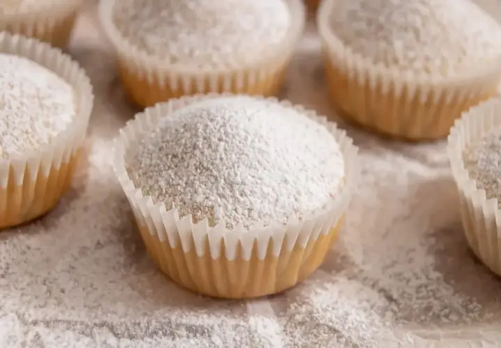 Muffin senza uova, soffici e dolci, cosparsi di zucchero a velo. Perfetti per una colazione leggera o una merenda golosa.