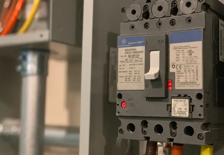 Bezpieczniki do domu: wyłącznik GE Spectra RMS, 150A, 600V. Zapewnia bezpieczeństwo instalacji elektrycznej.