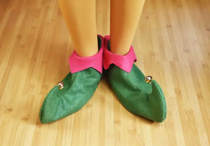 Zielone buty elfa z różowymi wykończeniami i dzwoneczkami. Idealne, by dowiedzieć się, jak zrobić strój elfa.