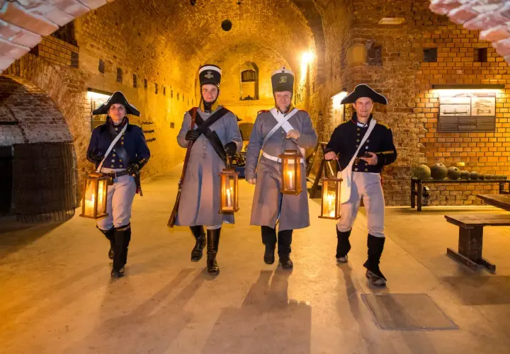 Czterech rekonstruktorów w historycznych strojach wojskowych, niosących latarnie, przemierza ceglane podziemia. To jedne z wielu atrakcji Srebrnej Góry.