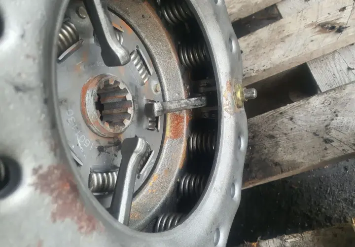 Zbliżenie na mechanizm docisku sprzęgła z widocznymi sprężynami i elementami regulacyjnymi.