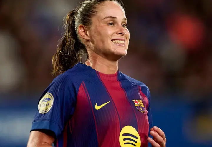 Piłkarka FC Barcelona z uśmiechem na twarzy, marząca o zdobyciu złotej piłki kobiet.