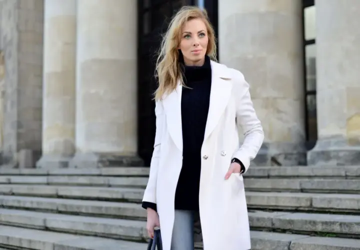 Biały płaszcz: Stylizacje, które odmienią Twój look! Porady ekspertki